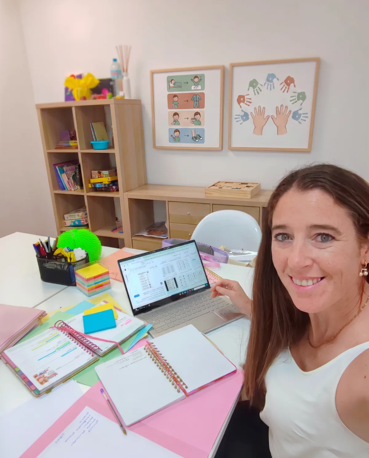 Mariela, terapeuta ocupacional, en su consulta con material de rutinas visuales en la pared